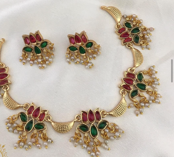 Lotus pearl choker set with earrings