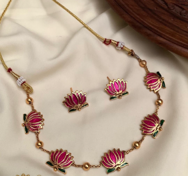 Traditional simple lotus necklace