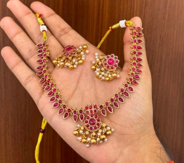 Traditional red stone short necklace with pearls